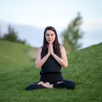 Lakukan Meditasi dengan Rutin (Foto: Unsplash/lauren-richmond)