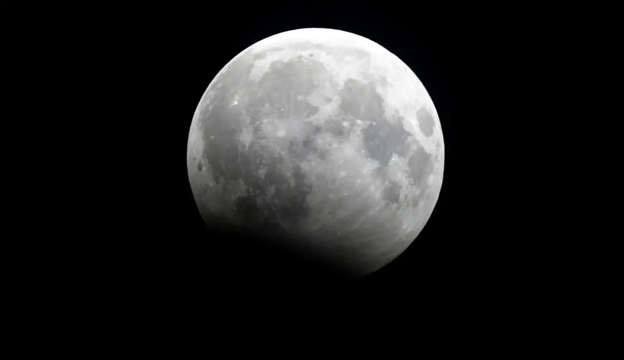 Gerhana bulan parsial terlihat di Islamabad, Pakistan, Senin (7/8). Gerhana bulan parsial bisa dilihat di seluruh Indonesia, sebagian benua Eropa, sebagian Afrika, Australia dan seluruh negara di benua Asia. (AP Photo/B.K. Bangash)