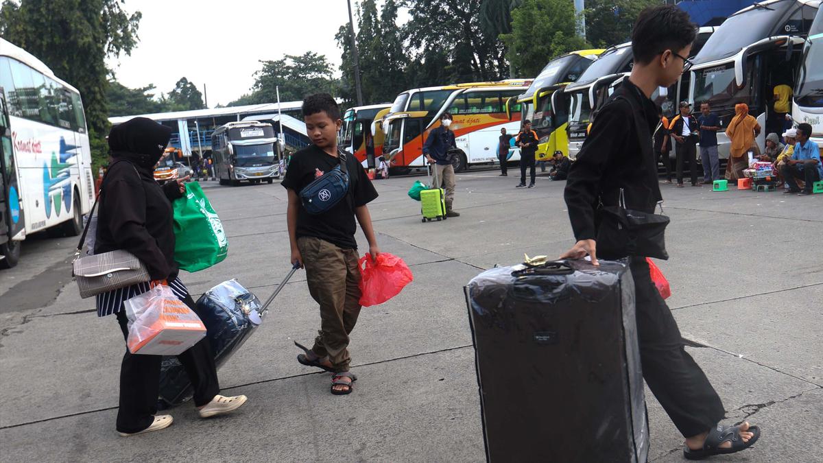 Arus Balik Lebaran 2026, Terminal Kampung Rambutan Dipadati Ribuan Pemudik