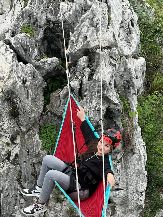7 Potret Nathalie Holscher Naik Tebing Gunung Hawu, Enggak Takut Ketinggian