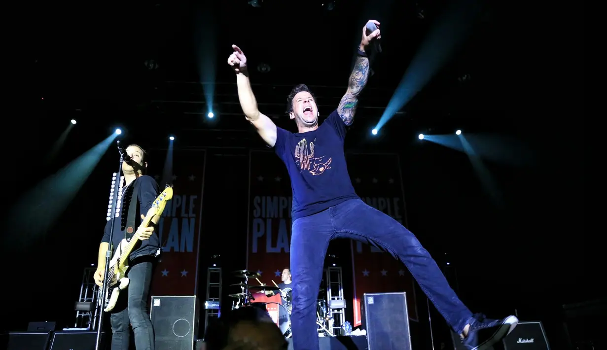 Konser bertajuk Simple Plan World Tour 2016 -Taking One For The Team- itu dalam rangka promosi album terbarunya yang berjudul sesuai dengan tajuk konsernya, 'Taking One For The Team'. (Adrian Putra/Bintang.com)
