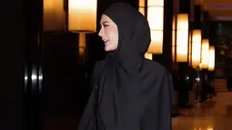 Gaya hijab yang digunakan Paula pun terbilang cukup sederhana. Bahkan, berbagai gaya hijab istri Baim Wong ini bisa dijadikan inspirasi. (Liputan6.com/IG/@paula_verhoeven)
