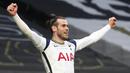 Penyerang Tottenham Hotspur, Gareth Bale, melakukan selebrasi usai mencetak gol ke gawang Southampton pada laga Liga Inggris di London, Rabu (21/4/2021). Tottenham menang dengan skor 2-1. (Clive Rose/Pool via AP)