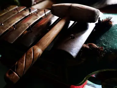 Alat Gamelan salah satu pelengkap dalam kesenian tradisional Gong Si Bolong usai latihan di  sanggar kesenian pusaka jaya di Tanah Baru, Depok, 9 Januri 2017. (Liputan6.com/Helmi Afandi)