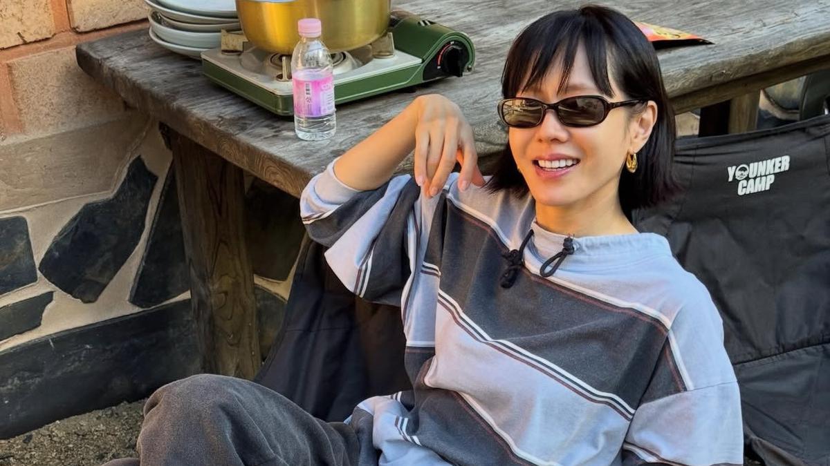 6 Potret Terbaru Son Ye Jin Tampil Awet Muda dengan Gaya Rambut Pendek