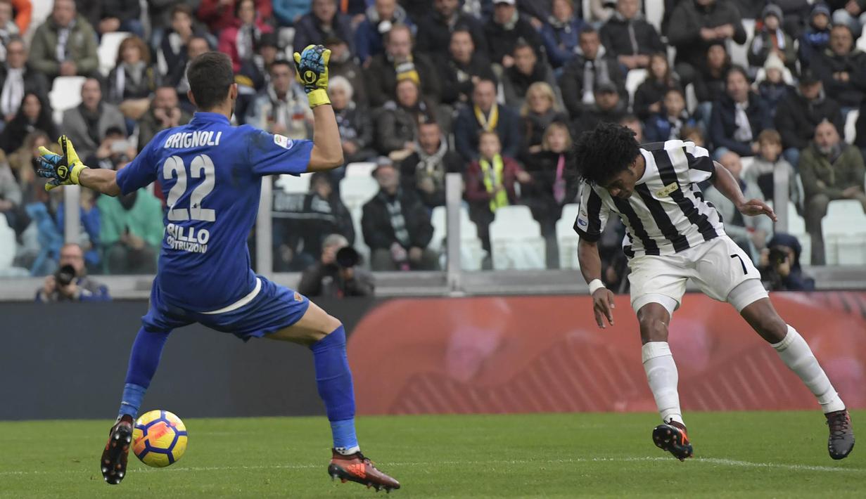 Proses terjadinya gol yang dicetak gelandang Juventus, Juan Cuadrado, ke gawang Benevento pada laga Serie A Italia di Stadion Allianz, Turin, Minggu (5/11/2017). Juventus menang 2-1 atas Benevento. (AFP/Miguel Medina)