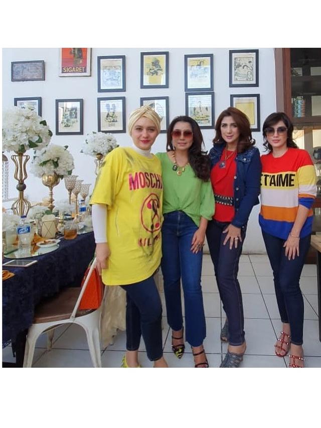 Enggak Kalah Cetar, Ini 6 Gaya Glamor Hana Shabab Ibu Tania Nadira