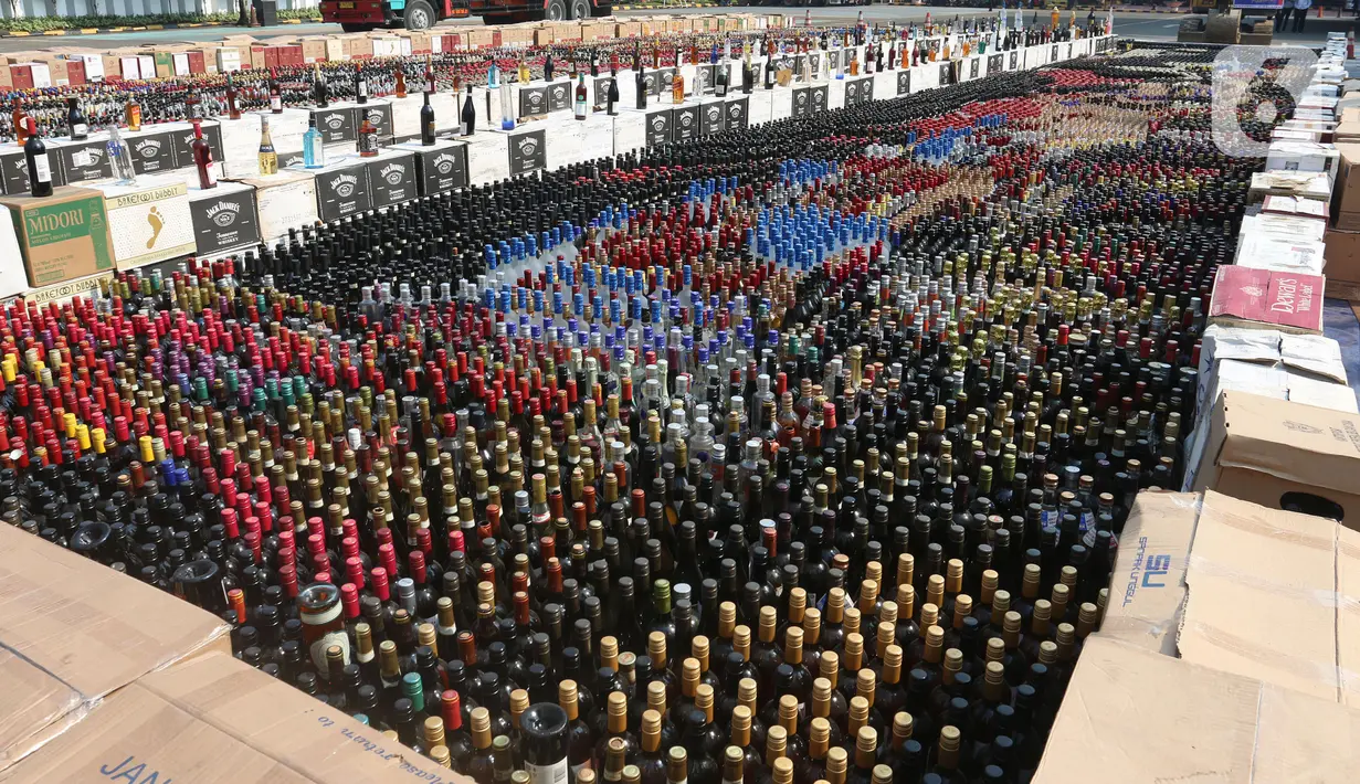 Sejumlah botol miras tersebut berasal dari berbagai jenis merek ternama. (merdeka.com/Arie Basuki)