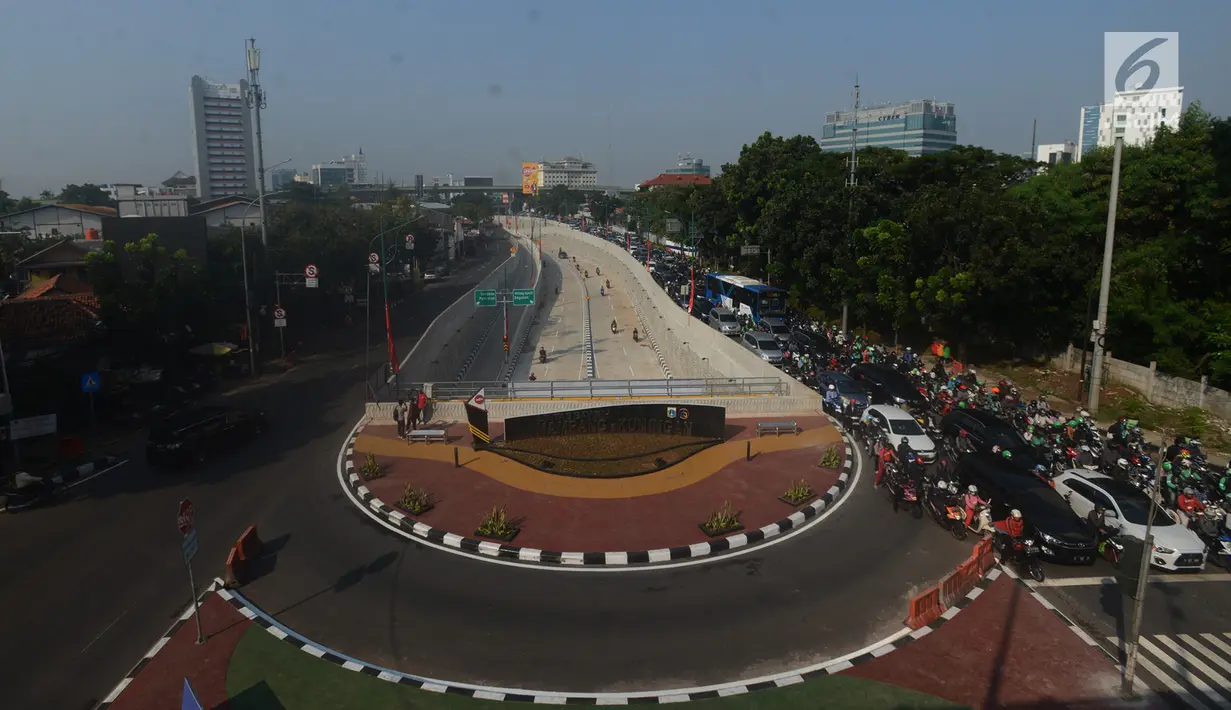 Sejumlah kendaraan melintas di lintas bawah atau underpass Mampang-Kuningan, Jakarta Selatan, Rabu (11/4). Jalan lintas bawah atau underpass Mampang-Kuningan hari ini mulai diuji coba selama sepekan ke depan. (Merdeka.com/Imam Buhori)