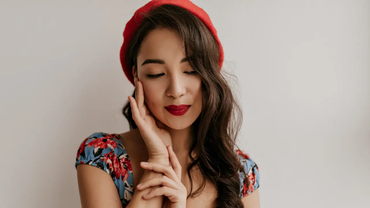perempuan dan lebih sering tersenyum