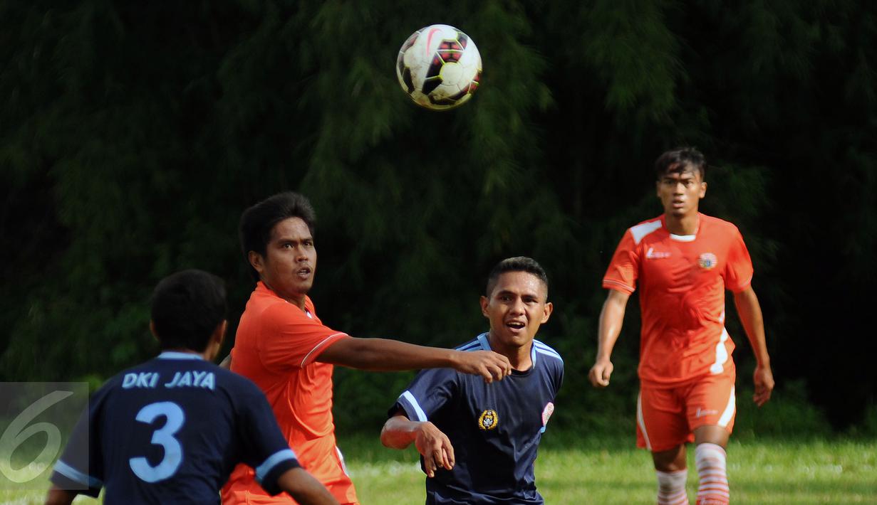 Gelandang Persija, Egi Melgiansyah (kedua kiri) berebut bola saat laga uji coba melawan tim Pra PON DKI Jakarta di NYTC Sawangan, Depok, Sabtu (27/2/2016). Persija unggul 2-0 atas Pra PON DKI Jakarta. (Liputan6.com/Helmi Fithriansyah)