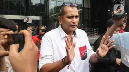 Wamenkumham dilaporkan oleh Ketua Indonesia Police Watch (IPW) Sugeng Teguh Santoso ke KPK.  (Liputan6.com/Herman Zakharia)