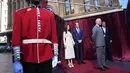 Para desainer membutuhkan waktu sembilan bulan untuk membentuk dan menyusun sosok Raja Charles, sebuah perjalanan yang dimulai di studio London. (AP Photo/Rick Rycroft)