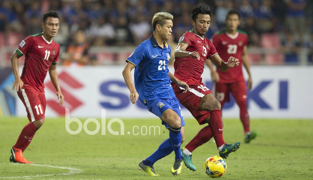 Pemain Timnas Indonesia, Bayu Pradana berusaha melewati hadangan pemain Thailand pada laga Final leg kedua Piala AFF 2016 di Thailand, (17/12/2016). (Bola.com/Vitalis Yogi Trisna)