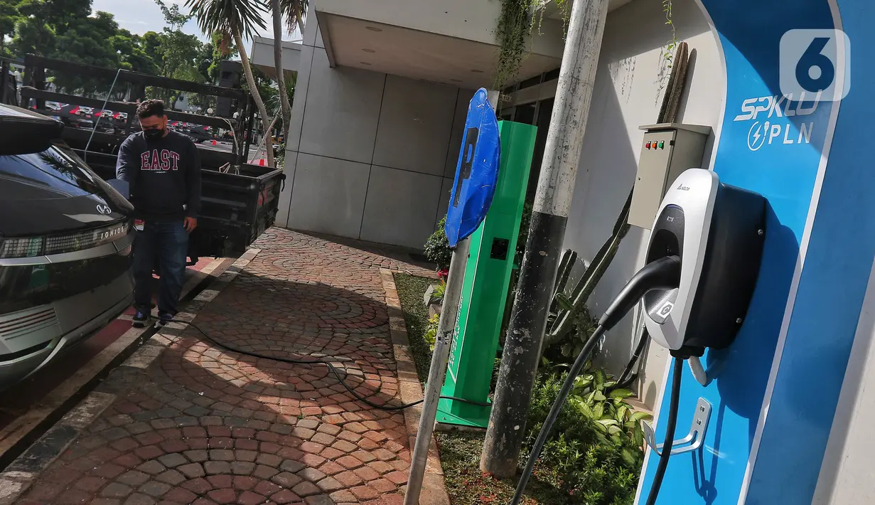 Mobil listrik merek 'Hyundai Ioniq 5' diisi daya di halaman Kompleks DPR RI, Jakarta, Jumat (30/9/2022). Sebanyak 55 unit mobil tersebut akan digunakan para delegasi kegiatan 8th G20 Parliamentary Speakers’ Summit (Parliamentary20/ P20) pada 5-7 Oktober 2022 mendatang. (Liputan6.com/Angga Yuniar)