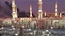Asap hitam membumbung di dekat Masjid Nabawi, Arab Saudi, Senin (4/7). Diduga terjadi bom bunuh diri yang menyebabkan 5 orang tewas. (Facebook.com/Haramain)