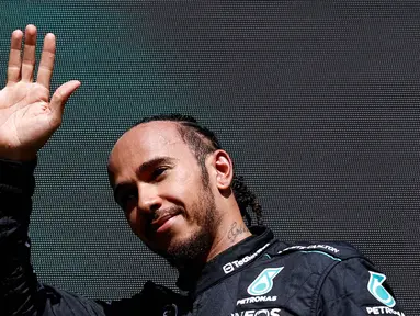 Pembalap Inggris dari tim Mercedes AMG Petronas F1, Lewis Hamilton melambaikan tangan untuk upacara podium setelah Grand Prix Belgia di Sirkuit Spa-Francorchamps, 28 Juli 2024. (SIMON WOHLFAHRT/AFP)