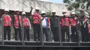 Gubernur DKI Jakarta Anies Baswedan melambaikan tangan saat meninjau jalur pejalan kaki pada soft launching fasilitas pejalan kaki dan pesepeda pada proyek pembangunan dan penataan kawasan Semanggi di Taman Semanggi, Jakarta, Rabu (12/10/2022). Anies Baswedan menyatakan pembangunan fasilitas pejalan kaki dan jalur sepeda itu bertujuan untuk memberikan ruang interaksi dan oase baru bagi warga Ibu Kota dan sekitarnya. (Liputan6.com/Herman Zakharia)