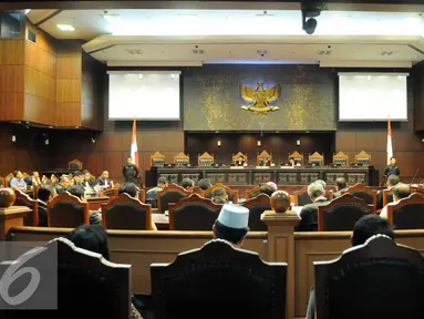 Suasana sidang panel I perkara perselisihan Perselisihan Hasil Pemilihan Kepala Daerah (PHPKada) 2015 di Gedung Mahkamah Konstitusi, Jakarta, Jakarta,Selasa (12/1). MK menggelar persidangan 147 perkara PHPKada 2015.  (Liputan6.com/Helmi Afandi)