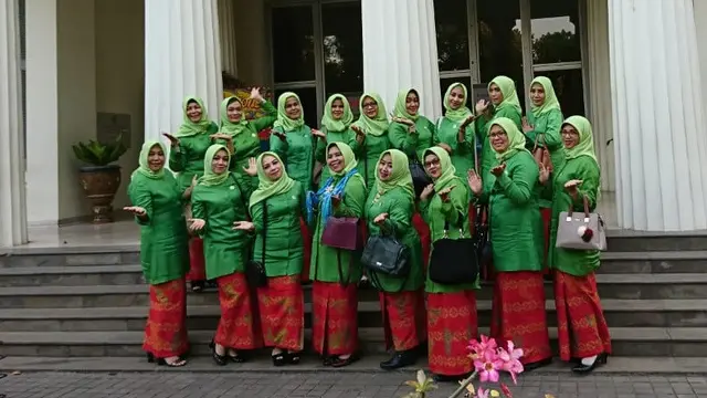 Pakai Atasan Kebaya Belum Cukup Disebut Berkebaya