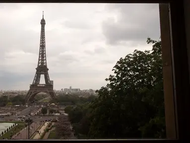 Sebuah gambar yang diambil pada 16 Mei 2016 di Paris menunjukkan Menara Eiffel melalui sebuah jendela. (LIONEL Bonaventure/AFP)