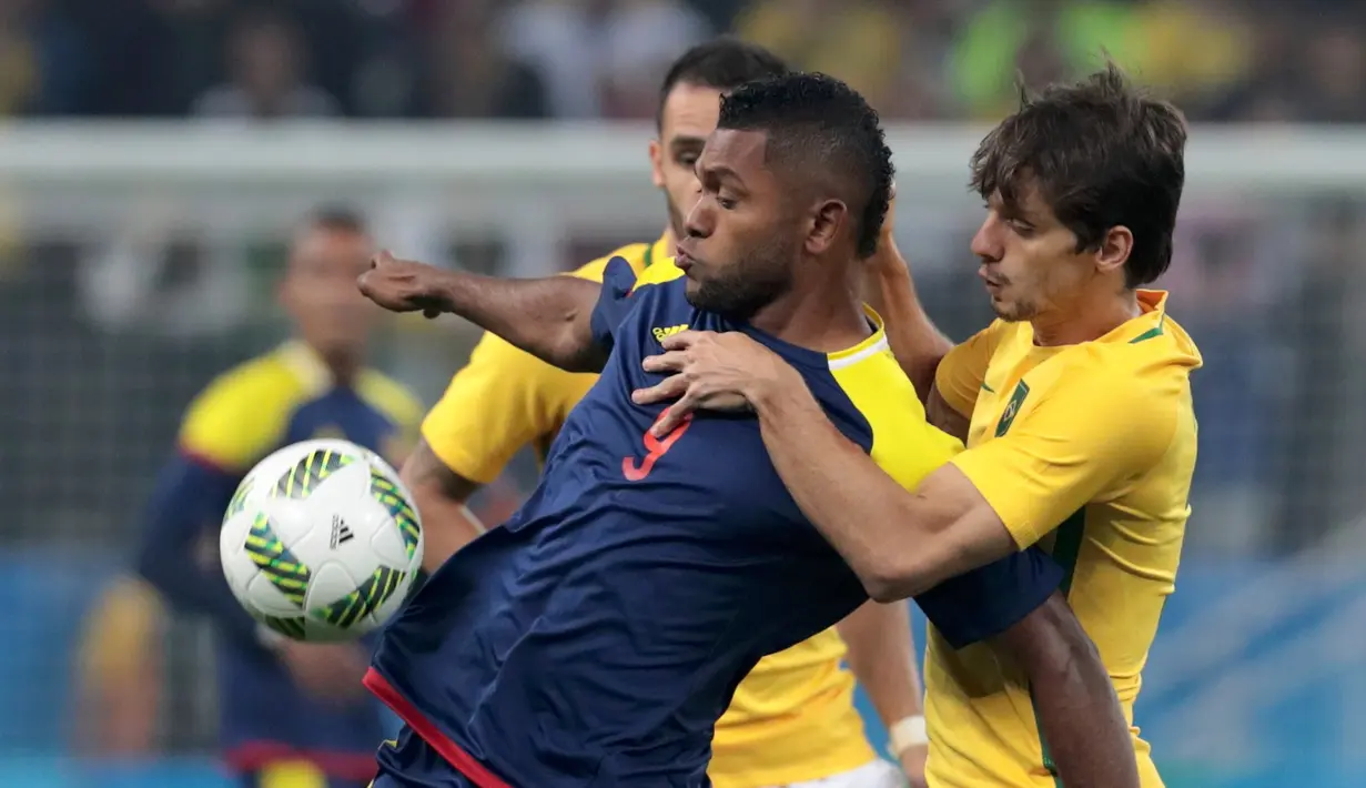Pemain Kolombia, Miguel Borja (kiri) berusaha mengontrol bola saat laga Perempat Final Sepakbola Olimpiade Rio 2016, Sabtu (13/8). Kolombia takluk dari Brasil dengan skor 2-0. (REUTERS / Leonardo Benassatto)