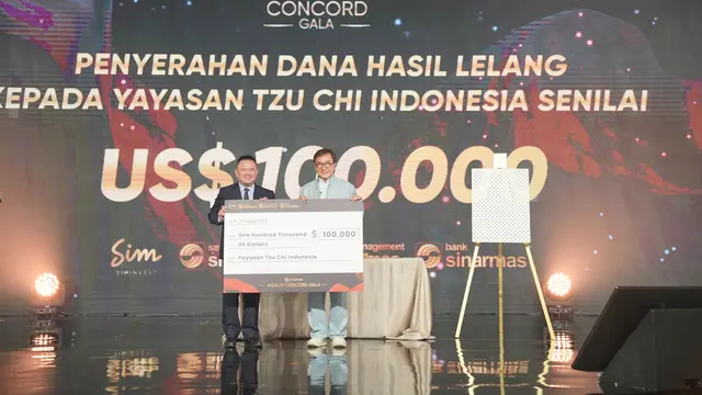 Jackie Chan Menyerahkan Cek $100.000 Kepada Hong Tjhin (Pembina Tzu Chi Sinar Mas) (Istimewa)