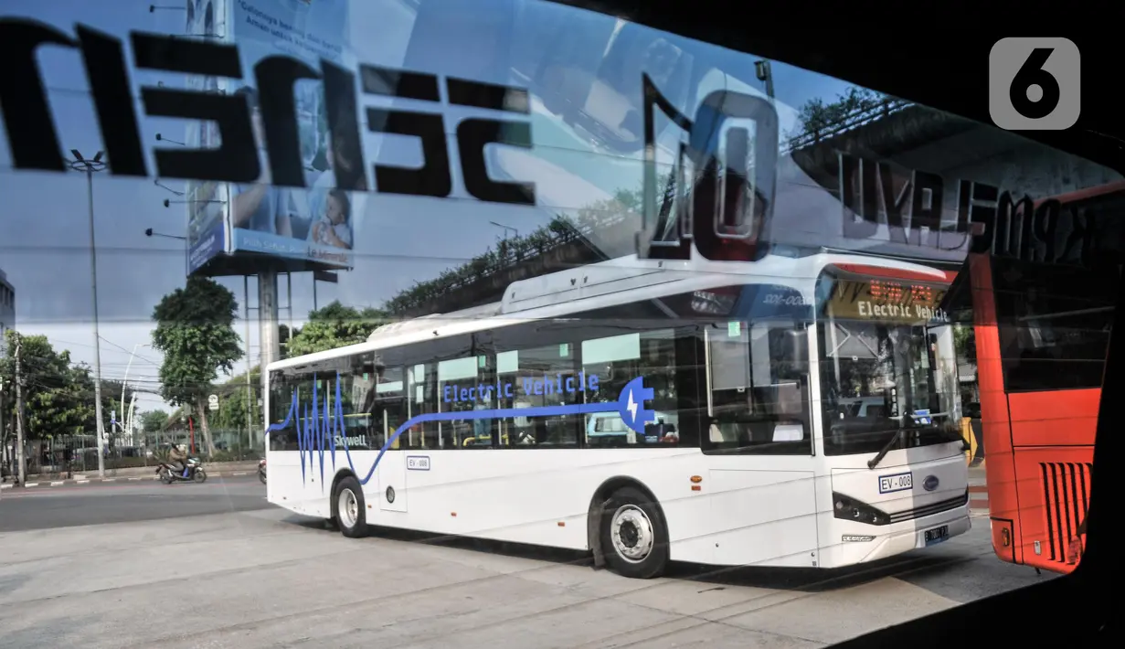 Bus listrik Transjakarta rute Kampung Melayu-Tanah Abang via Cikini (5M) saat uji coba di Terminal Kampung Melayu, Jakarta Timur, Selasa (26/7/2022). PT Transjakarta mengubah rute uji coba bus listrik yang sebelumnya jurusan Kampung Melayu-Tanah Abang (5F) agar masyarakat dapat menjajal secara merata sekaligus memperkenalkan jalur bus yang melayani mulai pukul 05.00-21.00 WIB. (merdeka.com/Iqbal S Nugroho)