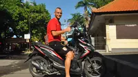 Bek asal Spanyol, Kiko Insa memilih menggunakan motor untuk melakukan aktivitas selama memperkuat Bali United. (Bola.com/Iwan Setiawan)