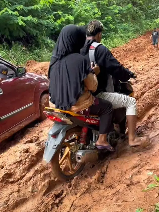 Jalan rusak Lampung (TikTok/@reviewyuk21)