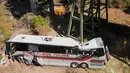 Kondisi bus carteran yang rusak usai mengalami kecelakaan di Loxley, Alabama (13/3). Dilaporkan sopir dari bus ini meninggal, dan puluhan orang mengalami luka berat. (Gregg Pachkowski/Pensacola News Journal via AP)