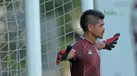 Bambang Pamungkas menutup ruang tembak saat berlatih menjadi kiper di Lapangan ABC, Senayan, Jakarta (09/04/2018). Persija akan melawan JDT pada PIala AFC 2018. (Bola.com/Nick Hanoatubun)