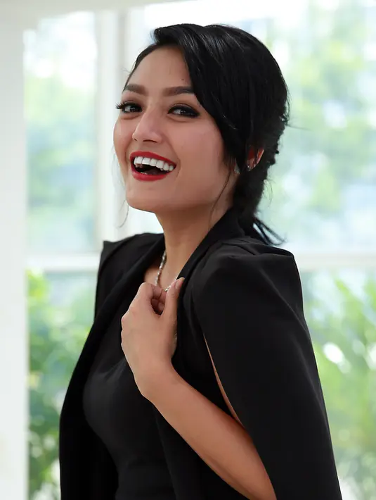 Pelantun lagu 'Berondong Tua' itu makin percaya diri sebagai penyanyi dangdut lantaran dalam album kompilasinya bersama label Nagaswara mendapatkan penghargaan rekor MURI. (Deki Prayoga/Bintang.com)