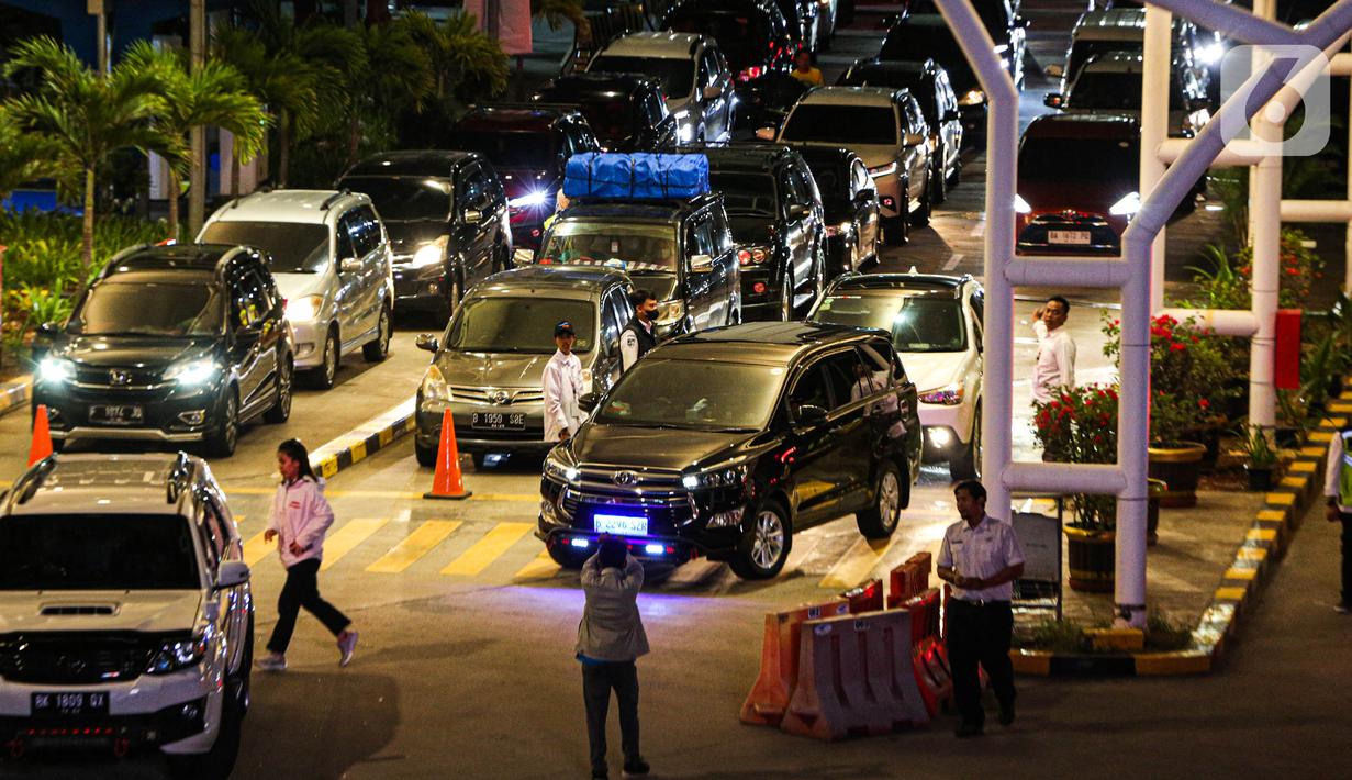 Jumlah penumpang yang menyeberang di Pelabuhan Merak terus mengalami peningkatan. (Liputan6.com/Faizal Fanani)