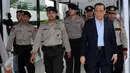 Wakil Ketua MKD, Kahar Muzakir dikawal polisi saat meninggalkan ruang sidang kasus dugaan pelanggaran etik Ketua DPR Setya Novanto di komplek Parlemen, Senayan, Jakarta, Selasa (1/12/2015). (Liputan6.com/Johan Tallo)