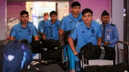 Sejumlah pemain Timnas Argentina U-17 berjalan keluar dari Terminal 3 Bandara Soekarno Hatta, Tangerang, Banten, Rabu (1/11/2023). Pesawat yang ditumpangi Timnas Argentina U-17 mendarat pada pukul 18.00 WIB. (Bola.com/Bagaskara Lazuardi)