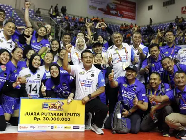 Sejumlah pemain dan ofisial tim putri Jakarta Pertamina Fastron berpose bersama setelah menjadi juara putaran pertama Proliga 2023 yang berlangsung di Palembang, Jumat (20/1/2023). Status juara mereka sandang setelah berhasil mengalahkan Jakarta BIN 3-1 (21-25, 25-14, 25-18, 25-20). (Dok. Proliga)