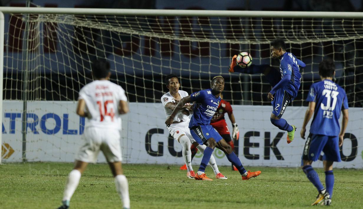 Bek Persib, Wildansyah, mengontrol bola, saat pertandingan melawan PSM pada laga Piala Presiden di Stadion GBLA, Bandung, Jumat (26/1/2018). Persib takluk 0-1 dari PSM. (Bola.com/M Iqbal Ichsan)