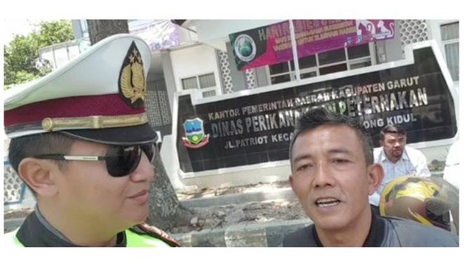 Seorang ayah meminta bantuan polisi untuk mencarikan anaknya yang ikut aksi di Garut. (Merdeka.com)