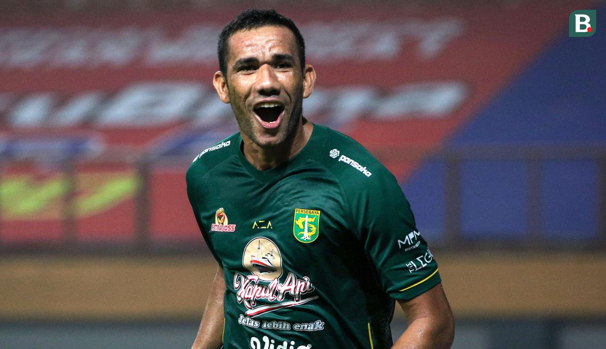 Persebaya Surabaya resmi berpisah dengan Jose Wilkson pada Jumat (31/12/2021). Tampil tak terlalu cemerlang, pemain Brasil tersebut tercatat hanya hanya mencetak 6 gol dan 2 assit dalam 13 laga di BRI Liga 1 2021/22. Ia diketahui akan merapat ke Persela Lamongan. (Bola.com/Bagaskara Lazuardi)