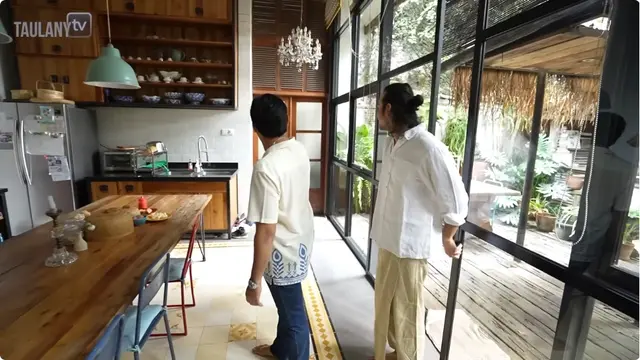 Potret Dapur dan Meja Makan Rumah Dwi Sasono dan Widi Mulia (YouTube TAULANY TV)