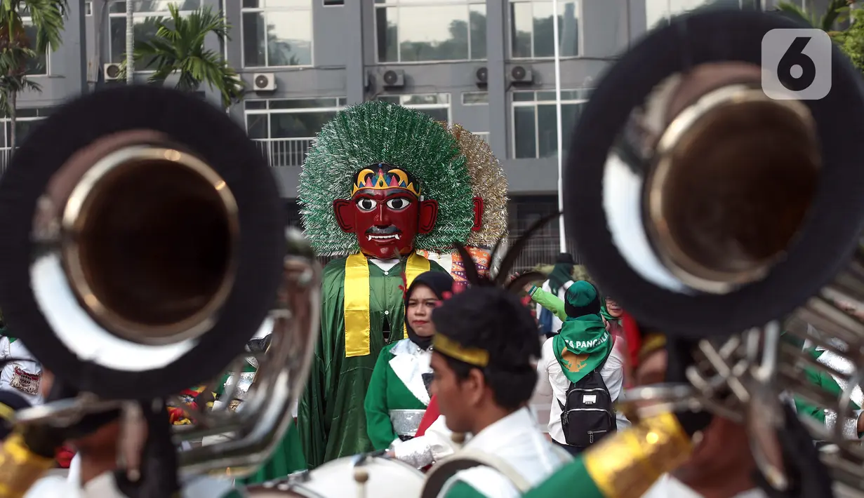 Parade itu menampilkan kesenian Reog, Barongsai, Ondel-Ondel, Tanjidor, Marching Band, hingga tarian Nusantara. (merdeka.com/Arie Basuki)