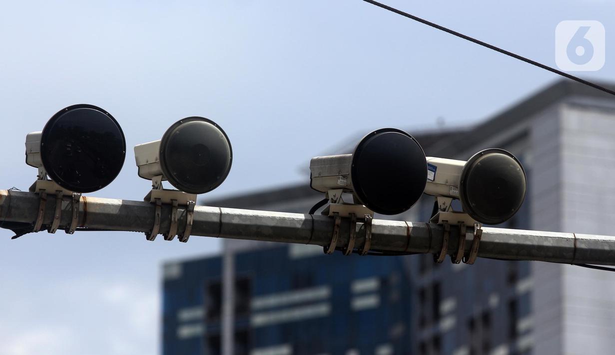 Kamera electronic traffic law enforcement (ETLE) yang dipasang di Jalan S Parman, Slipi, Jakarta, Senin (20/2/2023). Selain itu, akan ada juga 60 kamera ETLE mobile yang akan berlaku tahun ini untuk melapisi wilayah yang tidak terjangkau kamera ETLE statis. (Liputan6.com/Johan Tallo)