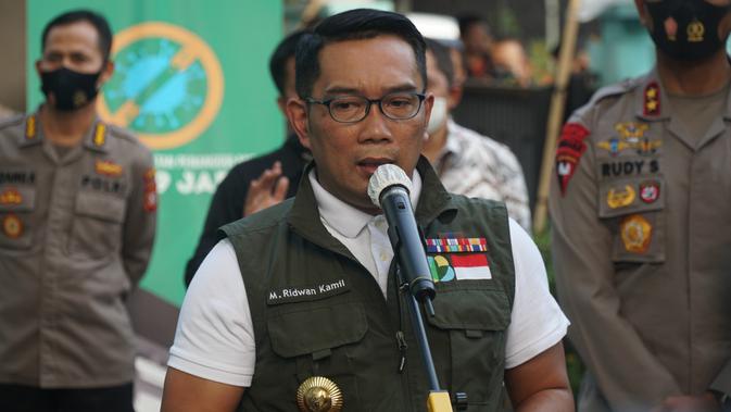 Gubernur Jawa Barat Ridwan Kamil memberikan keterangan kepada pers usai mendapatkan suntik vaksin Covid-19 di Puskesmas Garuda, Kota Bandung, Jumat (28/8/2020). (Liputan6.com/Huyogo Simbolon)