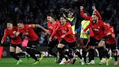 Para pemain Mallorca melakukan selebrasi setelah memenangkan pertandingan sepak bola leg kedua semifinal Copa del Rey (Piala Raja) Spanyol melawan Real Sociedad di Stadion Anoeta, San Sebastian pada 27 Februari 2024. (ANDER GILLENEA/AFP)