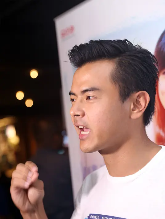 " Masalah agama agak sensitif. Gua di film ini sebagai Abdullah, pria muslim keturunan Arab. Gua sendiri non muslim, banyak yang nanya kenapa enggak orang Islam aja yang peranin Abdullah, di situlah tantangan gua," ucap Dion. (Andy Masela/Bintang.com)