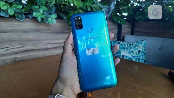 Bodi belakang Samsung Galaxy M30s, terdapat tiga kamera utama 48MP, 8MP, dan 5MP serta fingerprint scanner. (Liputan6.com/ Agustin Setyo W).