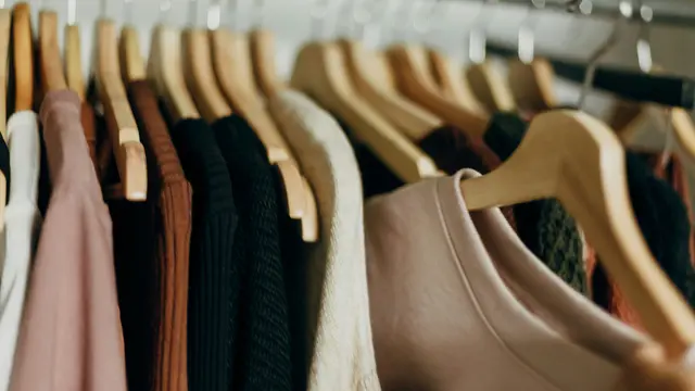 Tips Menggantung Pakaian Pakai Hanger