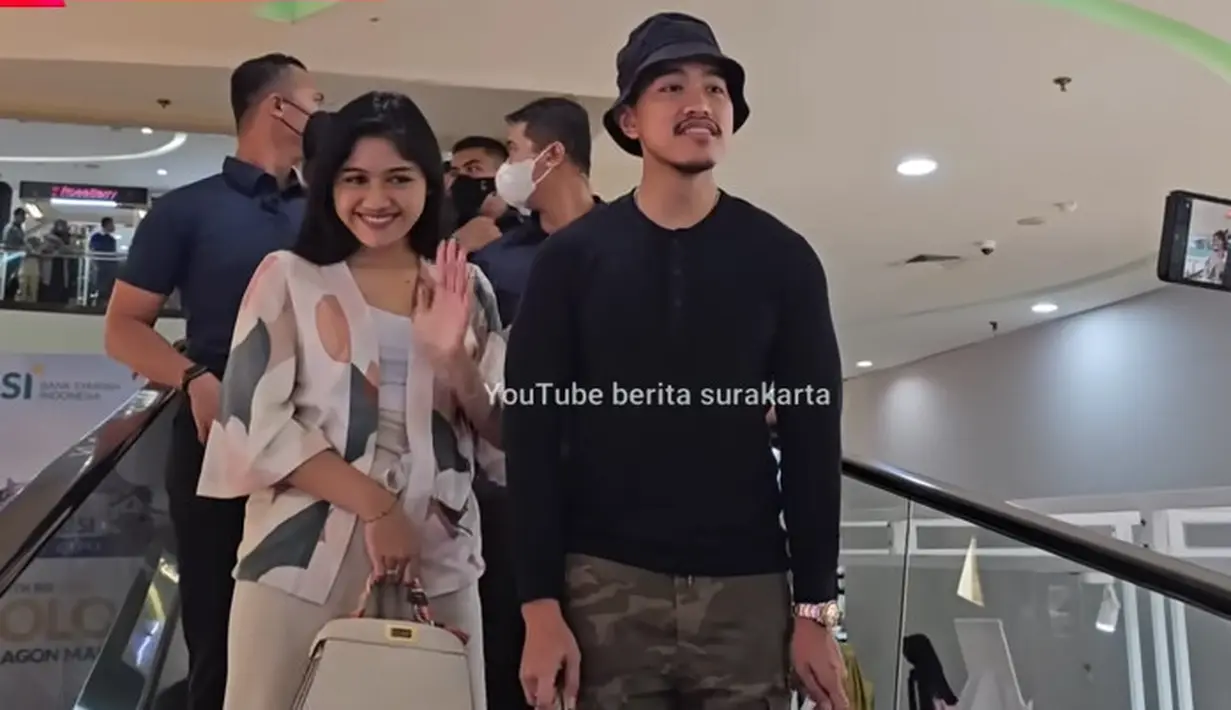 Jokowi dan keluarga  jalan-jalan di Mall Solo Paragon, Solo, Jawa Tengah. Jokowi dan keluarga termasuk Kaesang dan Erina terlihat mengunjungi tempat bermain anak. [Youtube/berita surakarta]