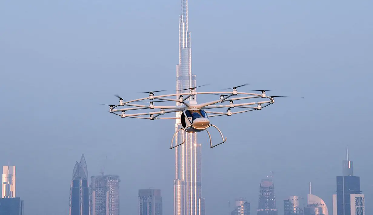 Sebuah drone yang akan dioperasikan sebagai taksi terbang dalam uji coba di Dubai, Senin (25/9). Purwarupa mobil terbang Volocopter yang akan digunakan di Dubai memiliki sembilan baterai yang bisa diisi penuh dalam 40 menit. (Handout/WAM/AFP)